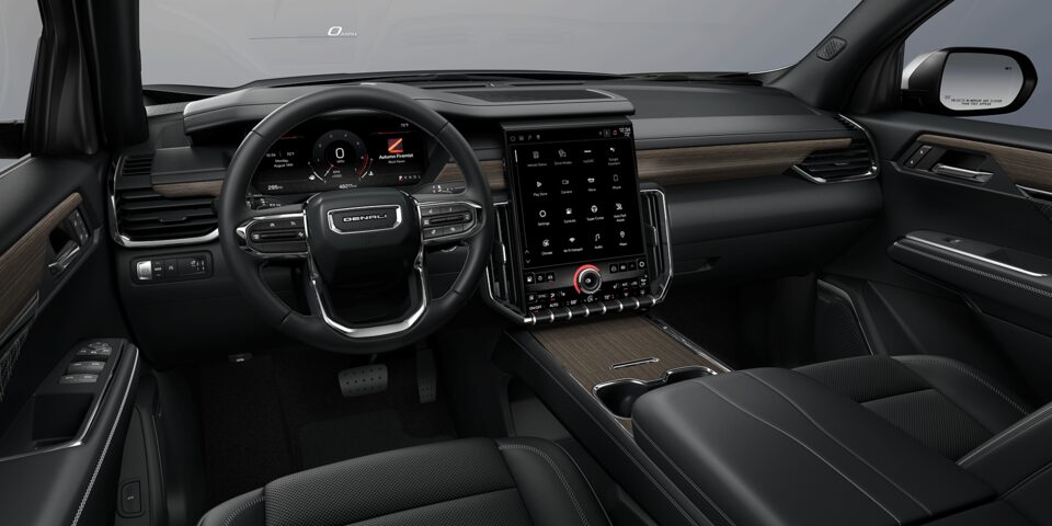 Habitacle côté conducteur du GMC Acadia Denali 2024 : après la tombée de la nuit.