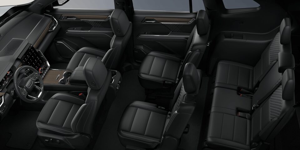 Vue aérienne de l’habitacle du GMC Acadia Denali 2024 : après la tombée de la nuit.