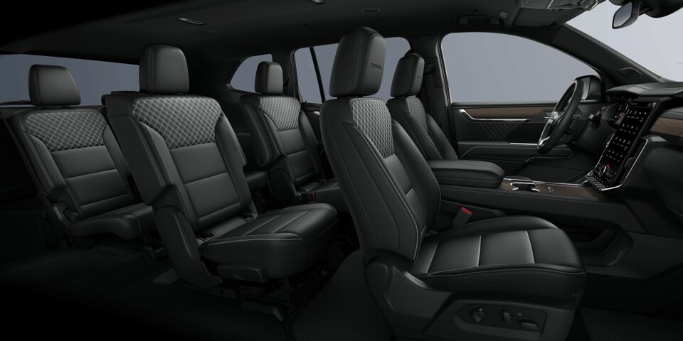 Sièges avant du GMC Acadia Denali 2024 : après la tombée de la nuit.