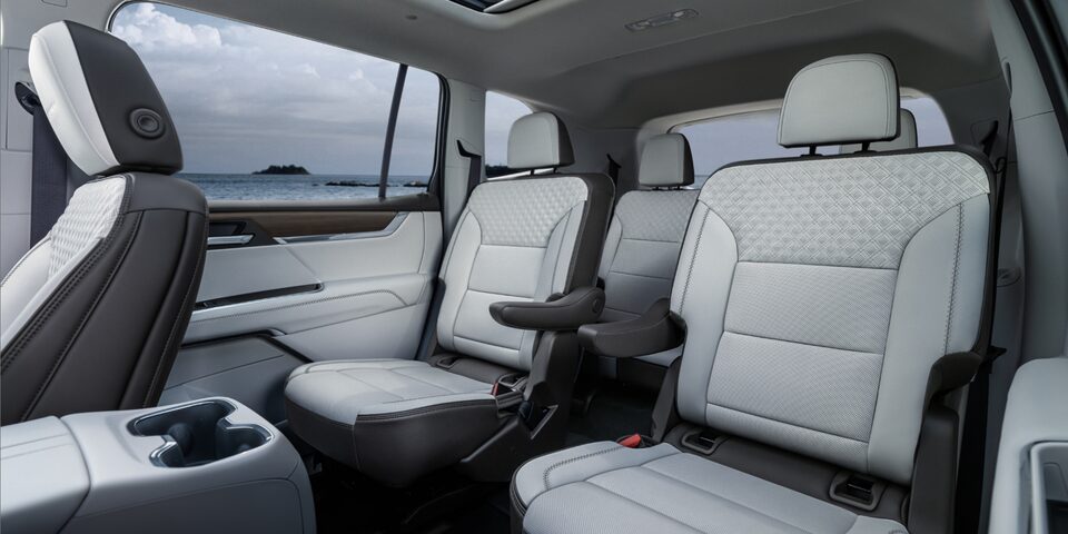 Sièges spacieux du GMC Acadia 2024.
