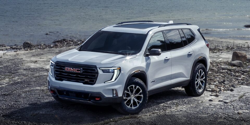 Vue latérale aérienne du GMC Acadia AT4 2024 en chrome Nightrider.