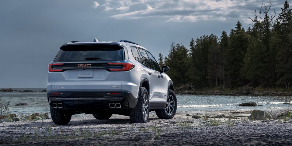 Vue arrière du GMC Acadia AT4 2024 stationné à la plage.