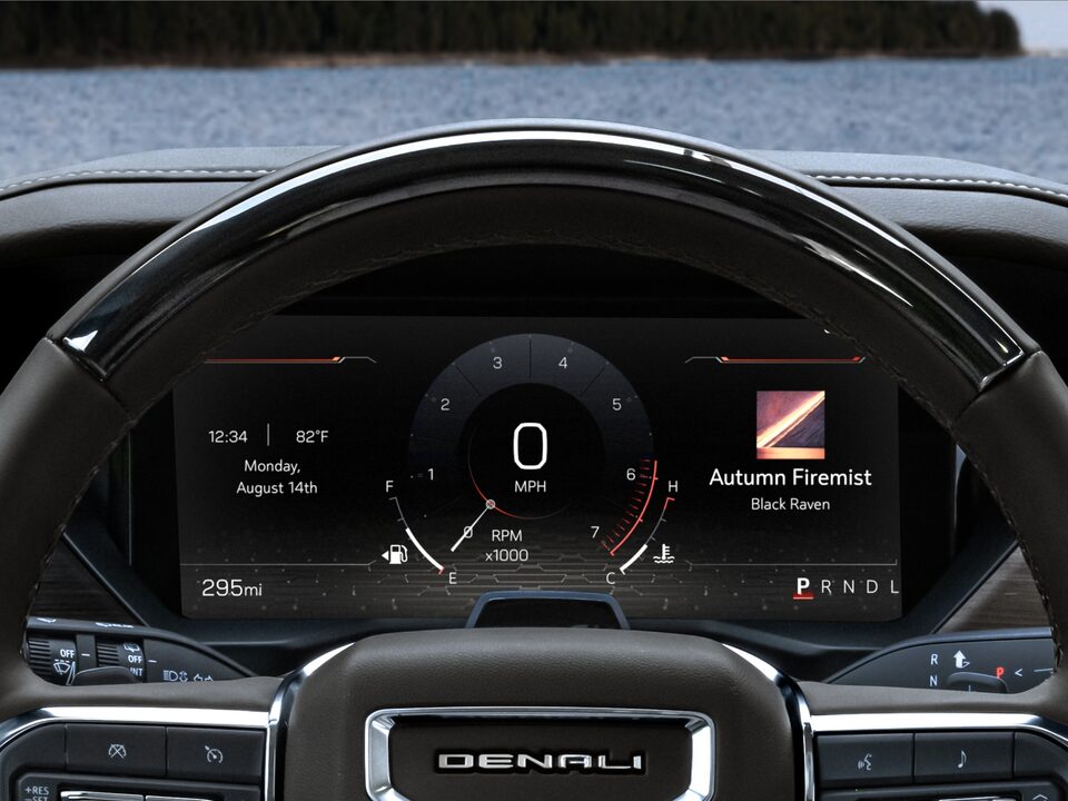 Vue rapprochée du centralisateur informatique de bord de 11 po en diagonale du GMC Acadia Denali 2024.
