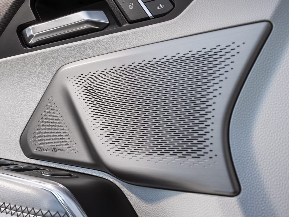 Vue rapprochée du système sonore haut de gamme Bose du GMC Acadia Denali 2024.