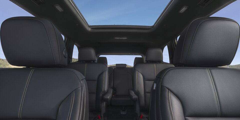 Habitacle spacieux du GMC Acadia Élévation 2024.