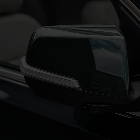 Vue rapprochée du rétroviseur latéral du GMC Acadia 2024.