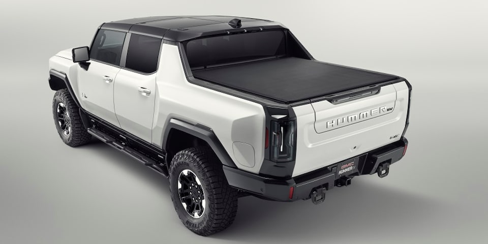 Vue latérale arrière d’un camion GMC Hummer EV 2025 blanc.