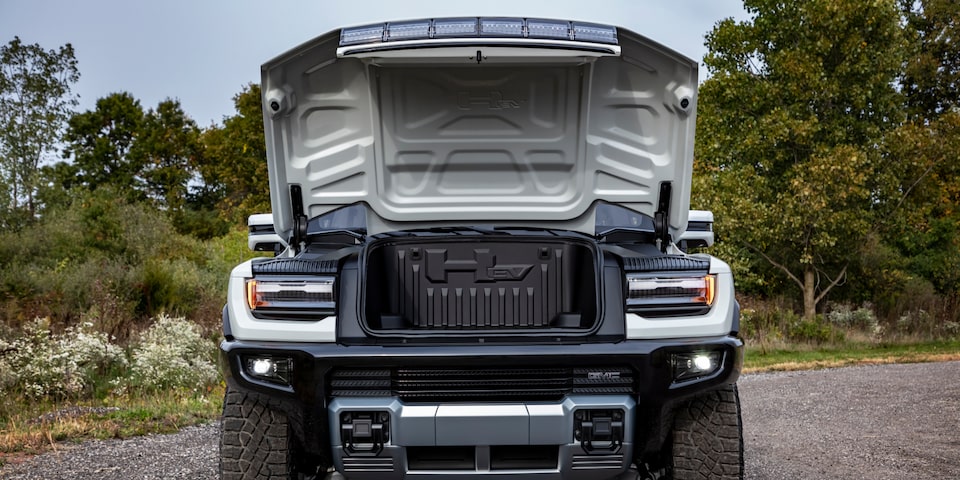 Vue avant du coffre eTrunk à commande électrique ouvert du camion GMC Hummer EV 2025.
