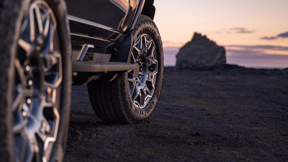 Vue rapprochée des glissières anti-cailloux entre les roues avant et arrière du camion GMC Hummer EV 2025.