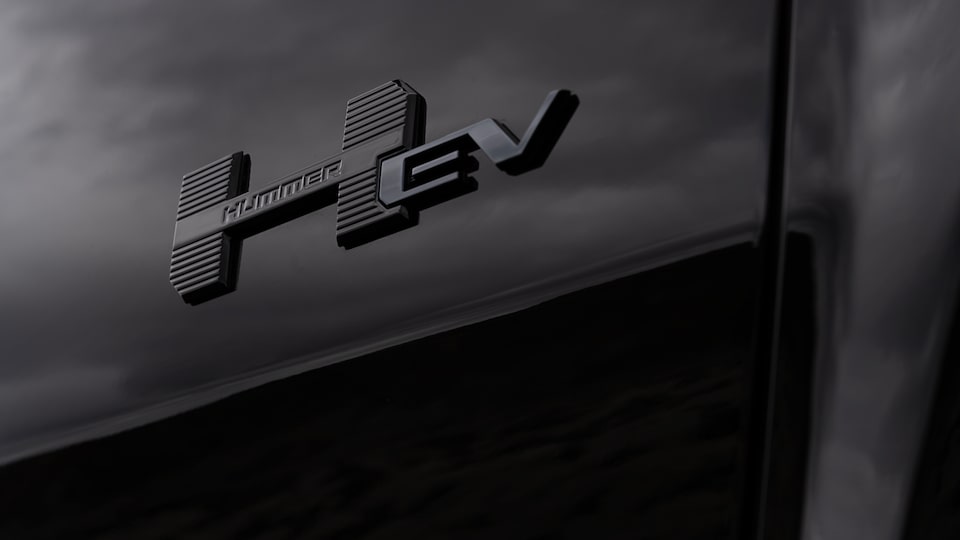 L’emblème du GMC Hummer EV 2025 sur l’extérieur du véhicule.