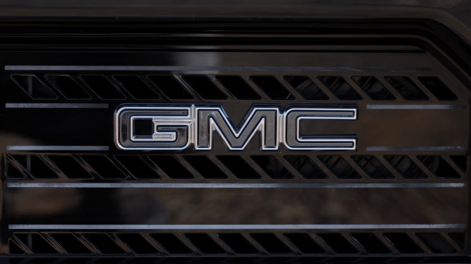 Vue rapprochée du logo GMC sur la calandre du camion GMC Hummer EV 2025.