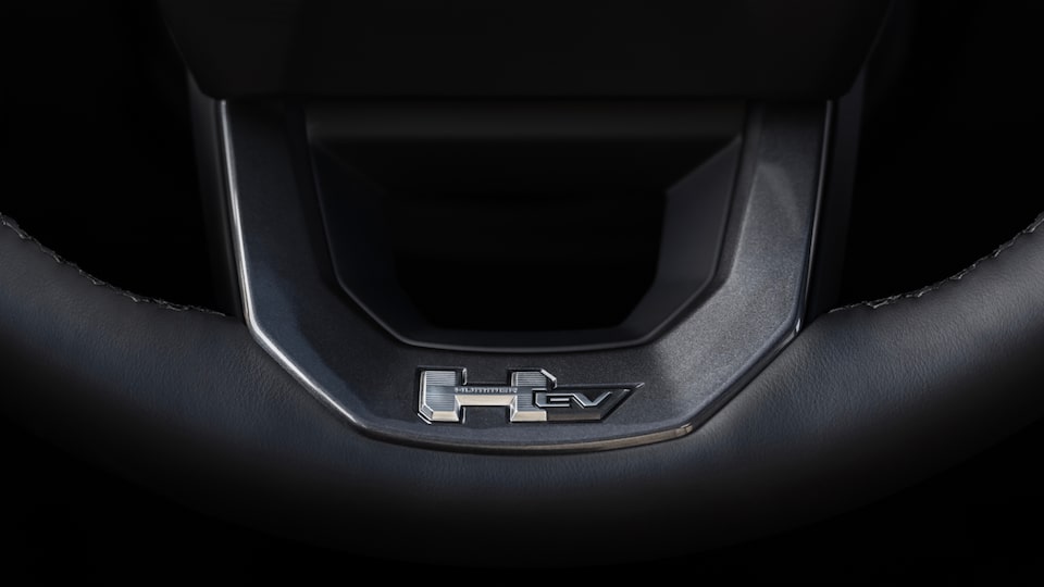 Vue rapprochée de l’emblème sur le volant du GMC Hummer EV 2025.