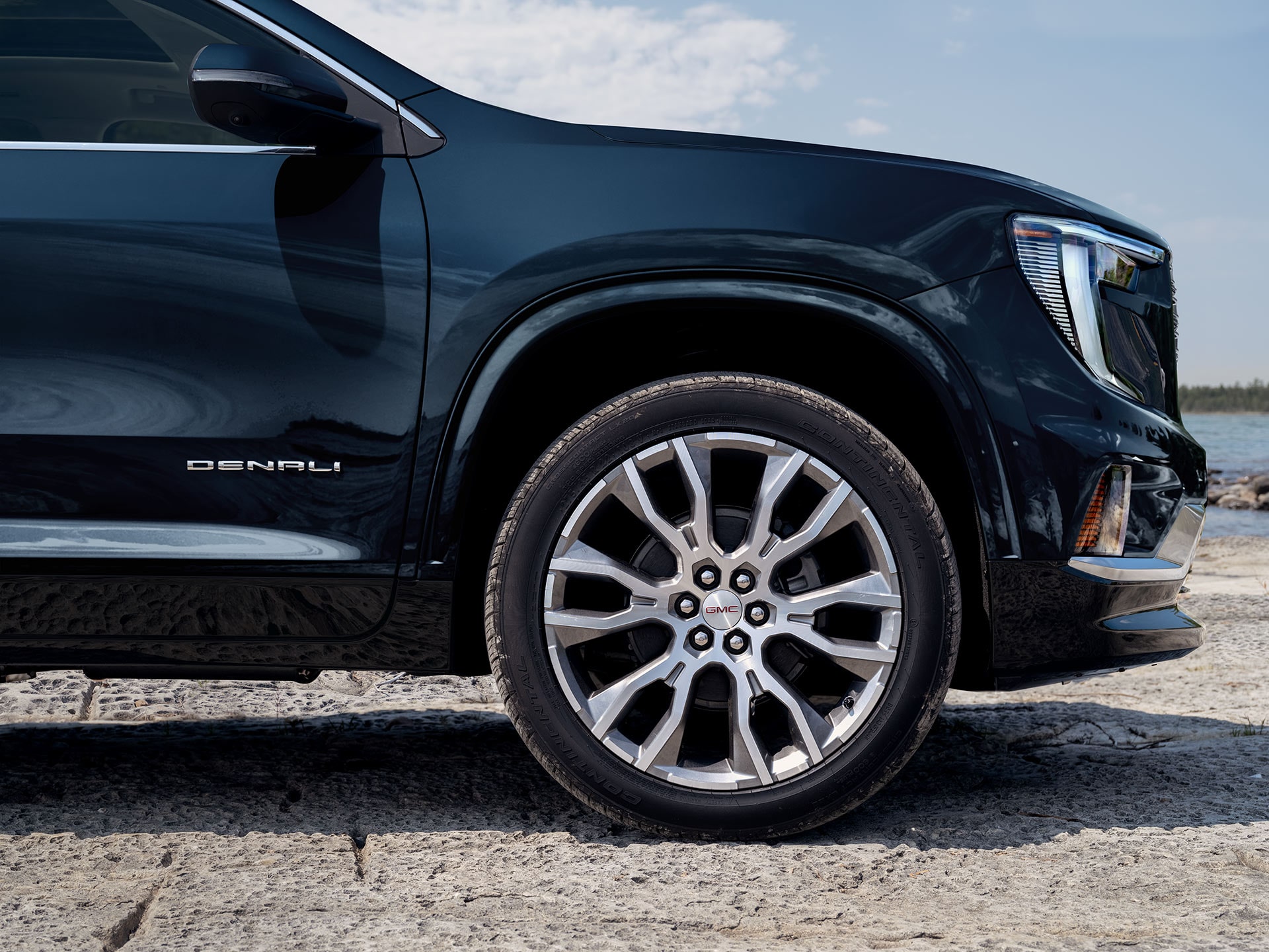 Vue latérale du pneu passager sur un VUS GMC Acadia Denali 2027.