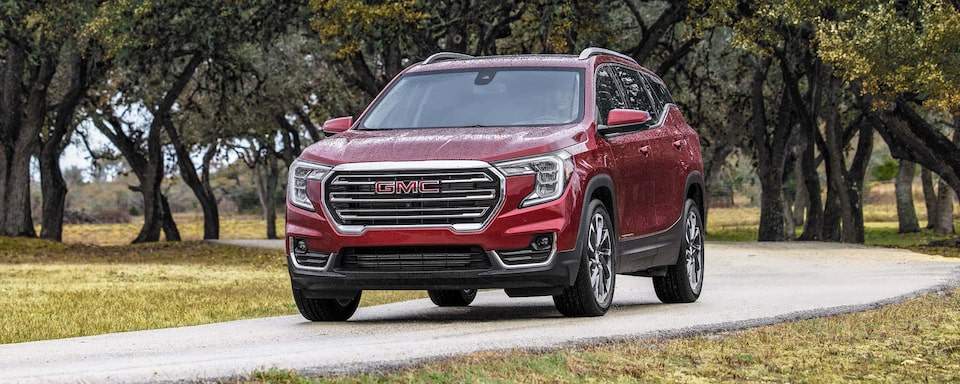 Le GMC Terrain SLE 2024 sur la route.