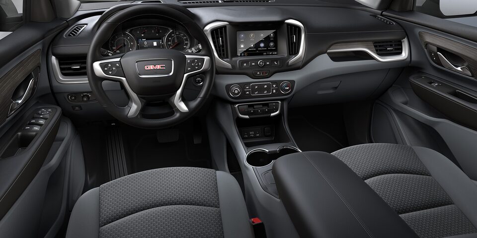 Habitacle côté conducteur du GMC Terrain 2024 en gris cendré.