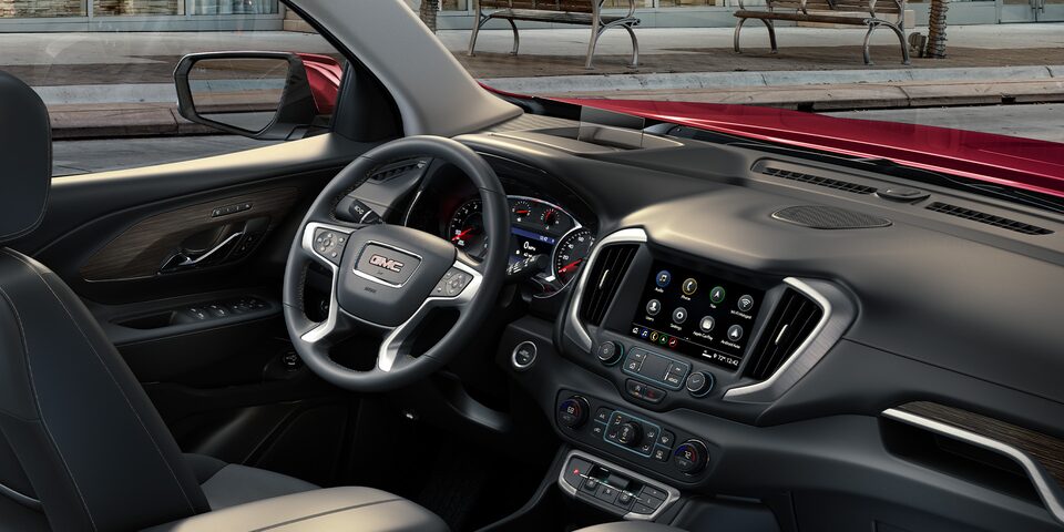 Habitacle avec garnitures en aluminium du GMC Terrain SLE 2024.