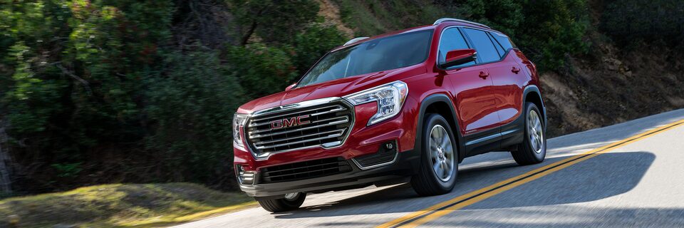 GMC Terrain SLE 2024 en mouvement sur la route.