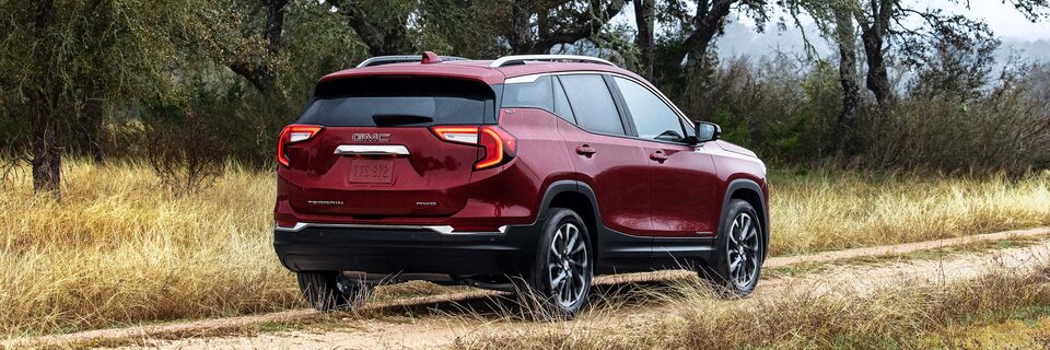 Vue arrière du GMC Terrain SLE 2024 sur la route.