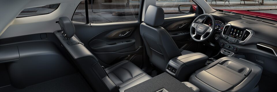 Habitacle noir du GMC Terrain SLE 2024.