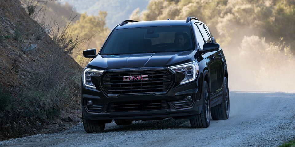 Le GMC Terrain SLE 2024 en cours d’utilisation de la commande de descente.
