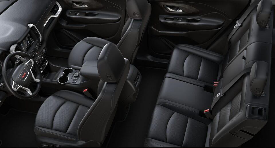 Vue aérienne de l’habitacle du GMC Terrain 2024 en noir jais.