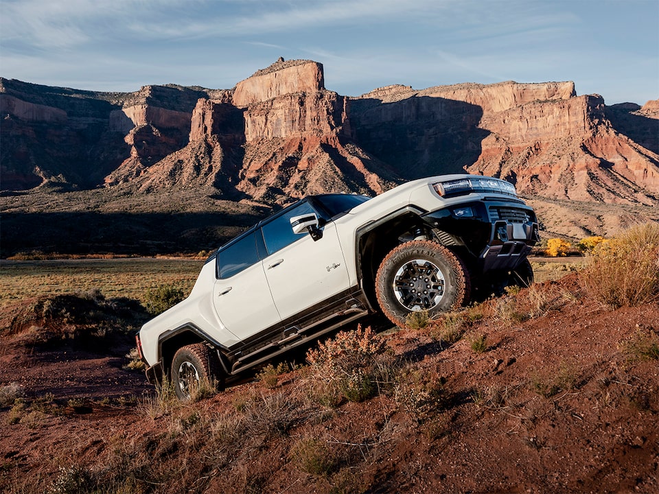 GMC Hummer EV en mouvement dans un canyon.