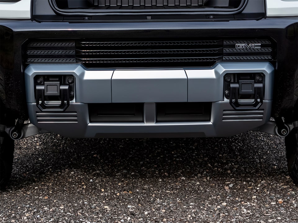 Vue latérale avant des crochets du GMC Hummer EV.
