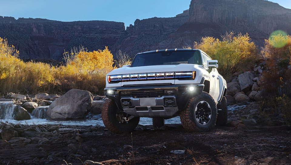 Démonstration du châssis protecteur du GMC Hummer EV.