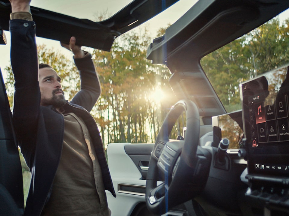 Retrait des panneaux de toit du GMC Hummer EV.