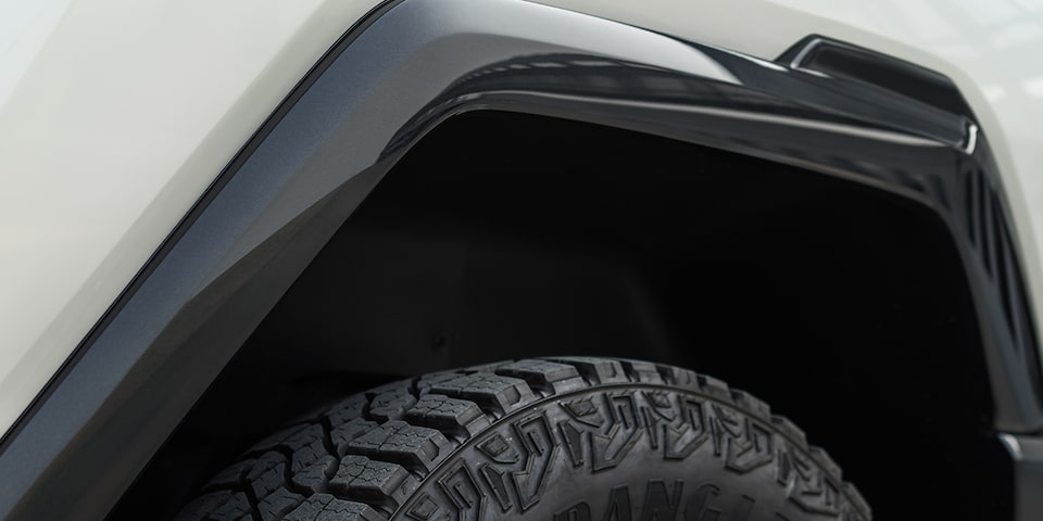 Vue rapprochée des évasements de cages de roues du GMC Hummer EV.