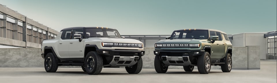 Des modèles de préproduction du GMC Hummer EV sont exposés par une belle journée.
