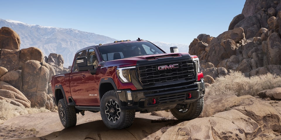 GMC Sierra HD AT4X 2024 sur un terrain accidenté.