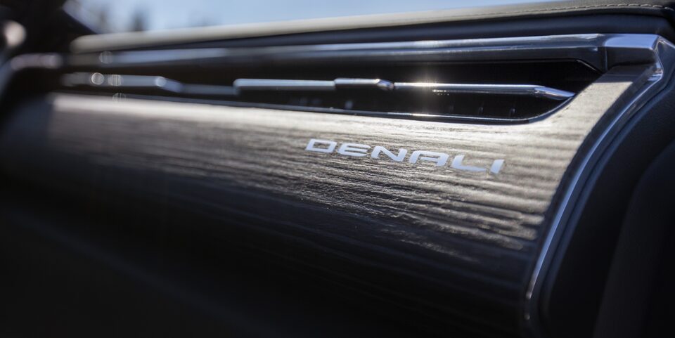 Design unique gravé dans l’habitacle du GMC Sierra EV Denali.