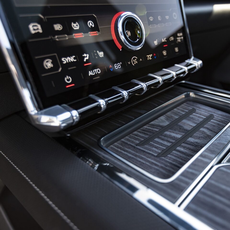 Vue rapprochée de la console centrale du GMC Sierra EV Denali.