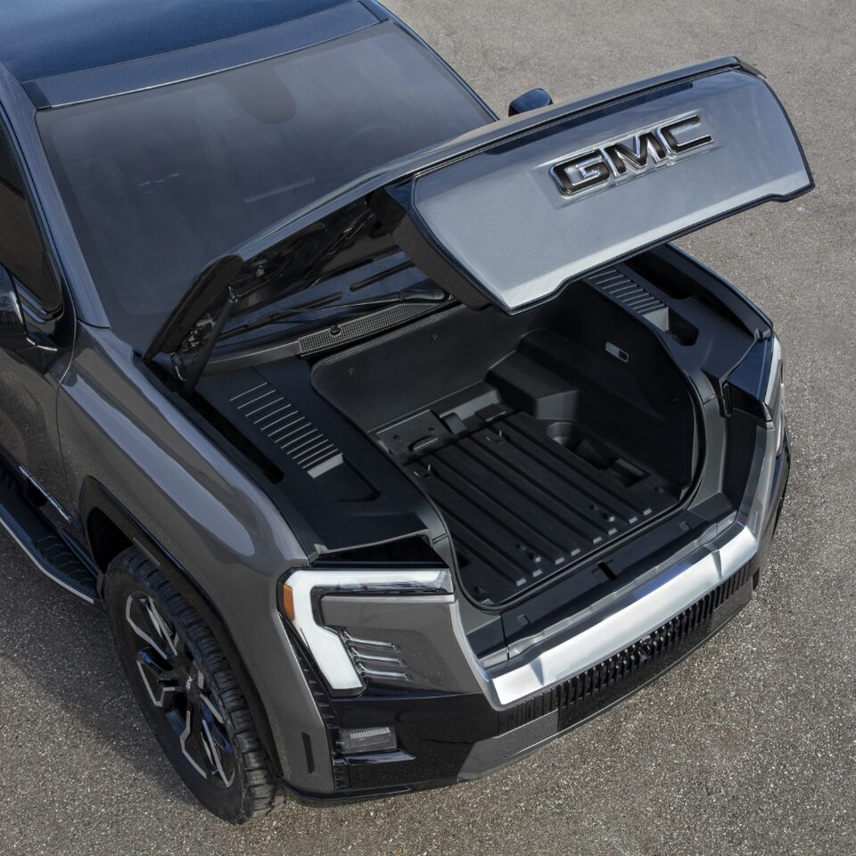 Coffre ouvert du GMC Sierra EV Denali.