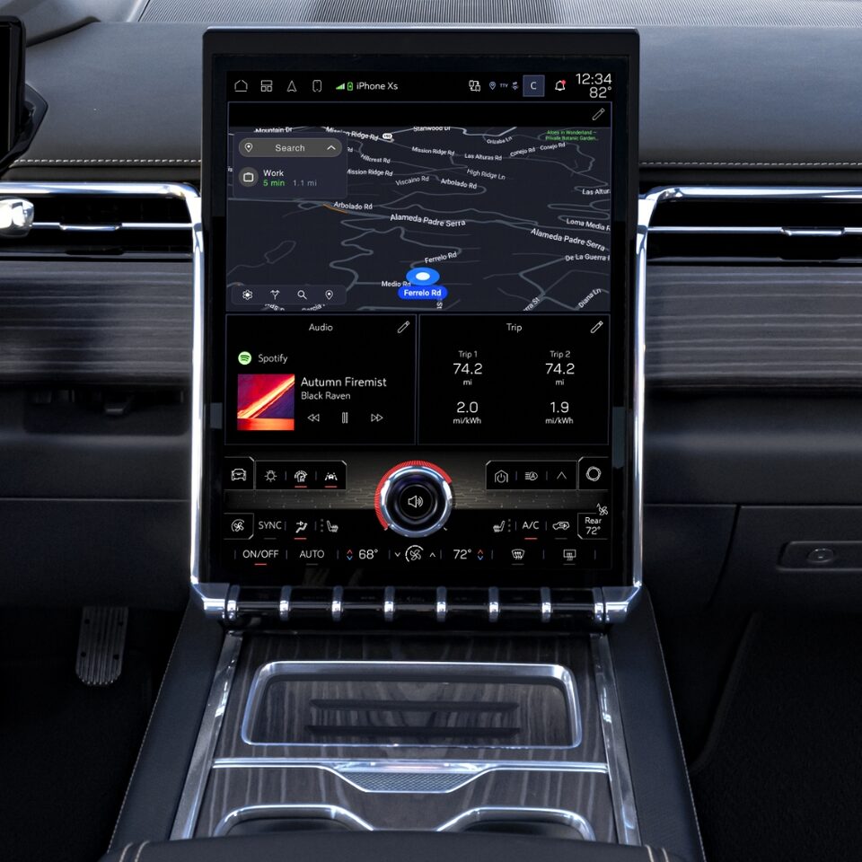 Vue d’ensemble de l’habitacle côté conducteur du GMC Sierra EV Denali.