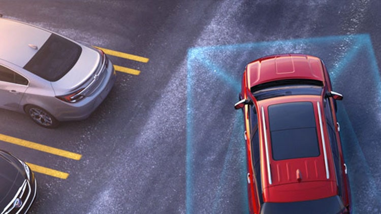 Un véhicule GMC 2022 avec aide au frein de stationnement électrique automatique.