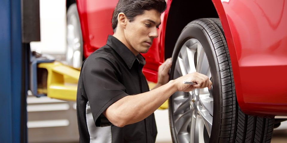 certified-service-gmc-support-tires-wheels-support-how-to-maintain-your-tires-gauge-on-valve-stem-jpg-1600x800.jpg