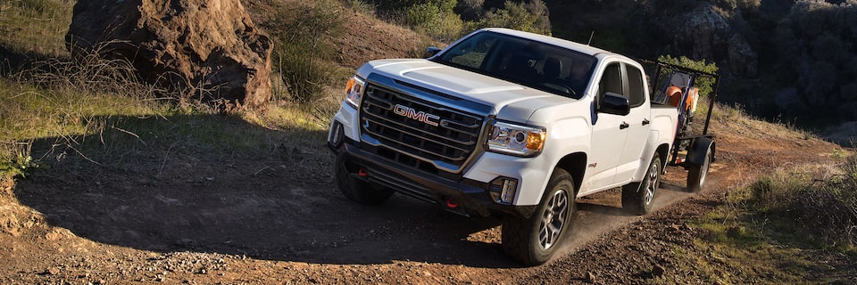 GMC Canyon AT4 2022 sur la route.