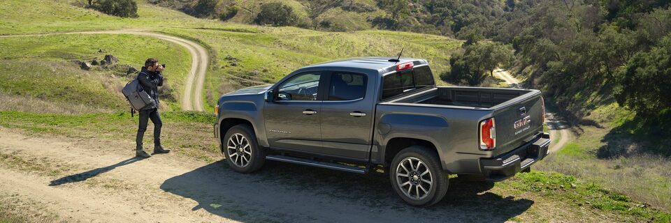 GMC Canyon 2022 stationné tout terrain.