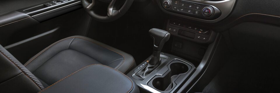 Levier de vitesse et de porte-gobelets du GMC Canyon 2022.