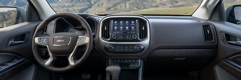 Tableau de bord, volant, système d'info-divertissement et d'une boîte à gants du GMC Canyon 2022.