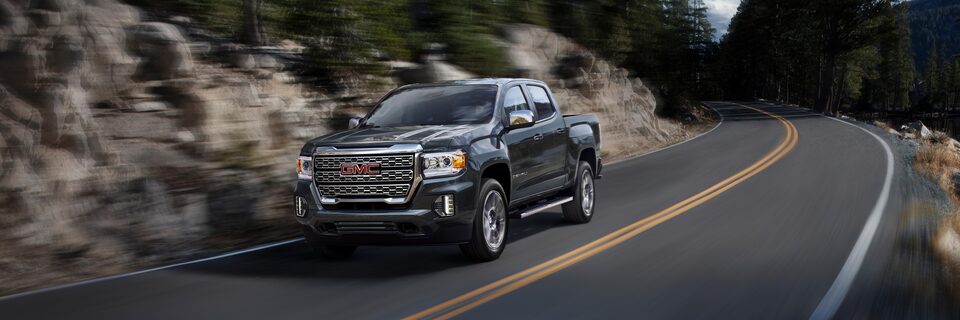 GMC Canyon 2022 sur la route.