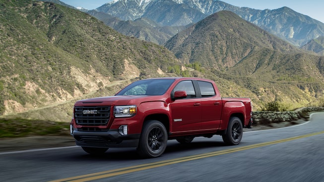 GMC Canyon 2022 sur la route à flanc de montagne.