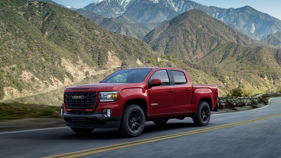 GMC Canyon 2022 sur la route à flanc de montagne.