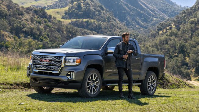 GMC Canyon Denali 2022 stationné en pleine nature avec une vue panoramique.