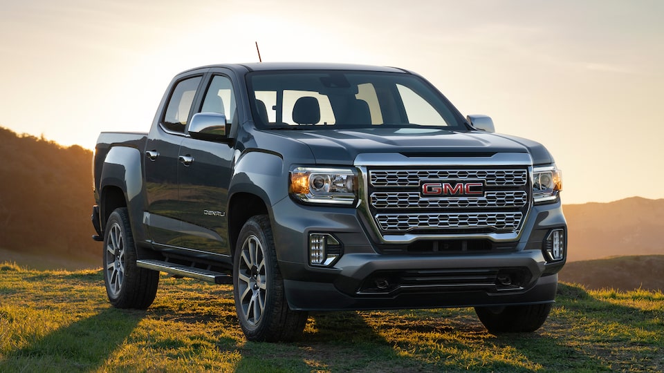 GMC Canyon 2022 avec vue panoramique sur le coucher de soleil.
