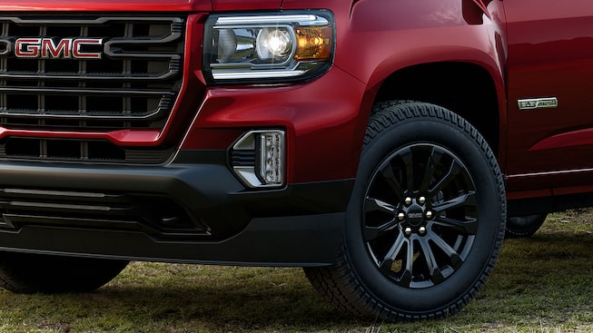 GMC Canyon 2022 roule sur la route.