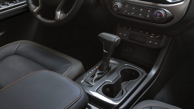 Intérieur du GMC Canyon Denali 2022 avec le levier de vitesse et les porte-gobelets.
