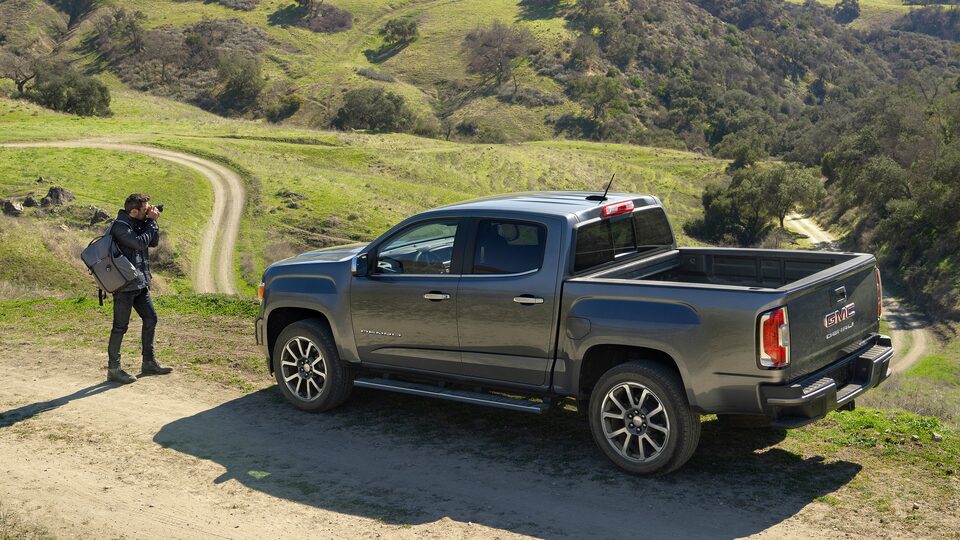 GMC Canyon 2022 stationné en tout-terrain.